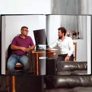 Andrei Samo în discuție cu un client în cadrul unei sesiuni introductive de hipnoterapie